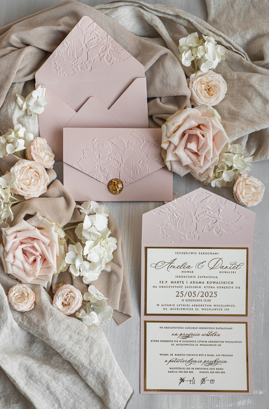 Zaproszenia ślubne z perełkami / tłoczeniem Tłoczone kwiaty na zaproszeniach ślubnych Eleganckie złote zaproszenia ślubne z guzikiem z płatków złota, Kopertowe zaproszenie na ślub z tłoczeniem, zaproszenia na ślub w stylu glamour16