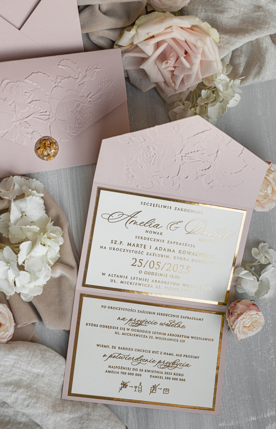 Zaproszenia ślubne z perełkami / tłoczeniem Tłoczone kwiaty na zaproszeniach ślubnych Eleganckie złote zaproszenia ślubne z guzikiem z płatków złota, Kopertowe zaproszenie na ślub z tłoczeniem, zaproszenia na ślub w stylu glamour17
