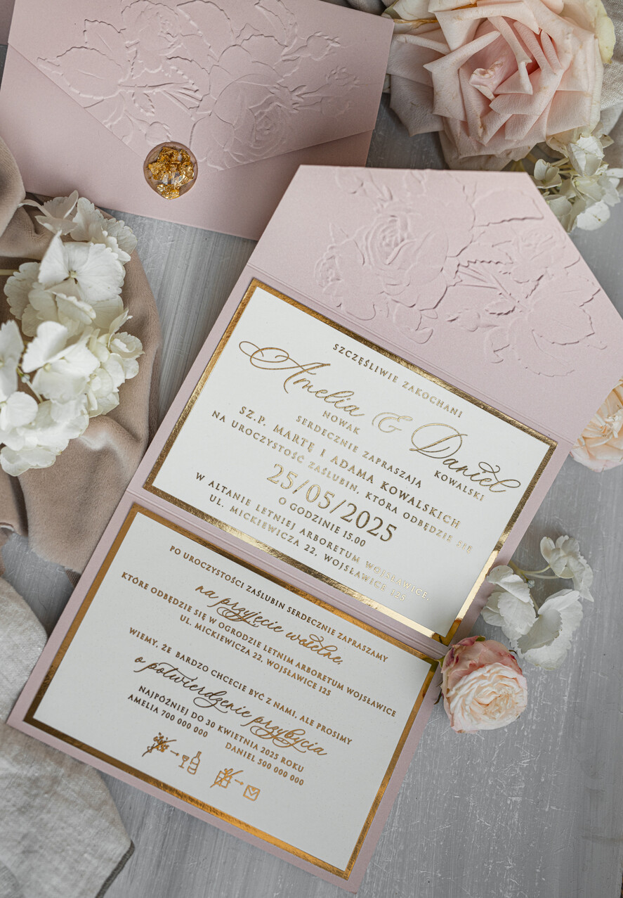 Zaproszenia ślubne z perełkami / tłoczeniem Tłoczone kwiaty na zaproszeniach ślubnych Eleganckie złote zaproszenia ślubne z guzikiem z płatków złota, Kopertowe zaproszenie na ślub z tłoczeniem, zaproszenia na ślub w stylu glamour3