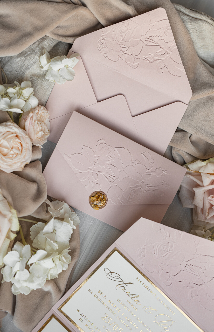 Zaproszenia ślubne z perełkami / tłoczeniem Tłoczone kwiaty na zaproszeniach ślubnych Eleganckie złote zaproszenia ślubne z guzikiem z płatków złota, Kopertowe zaproszenie na ślub z tłoczeniem, zaproszenia na ślub w stylu glamour18