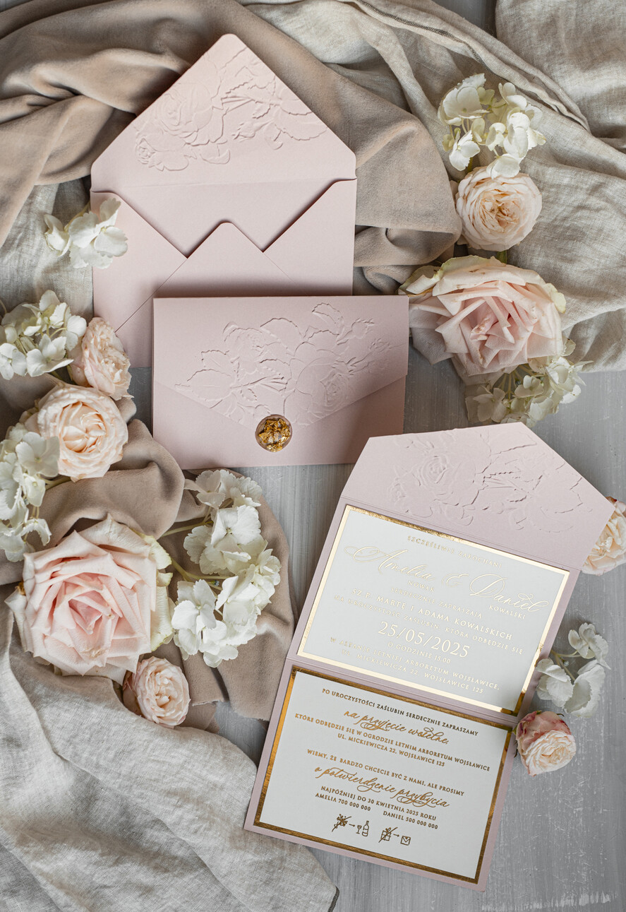 Zaproszenia ślubne z perełkami / tłoczeniem Tłoczone kwiaty na zaproszeniach ślubnych Eleganckie złote zaproszenia ślubne z guzikiem z płatków złota, Kopertowe zaproszenie na ślub z tłoczeniem, zaproszenia na ślub w stylu glamour10