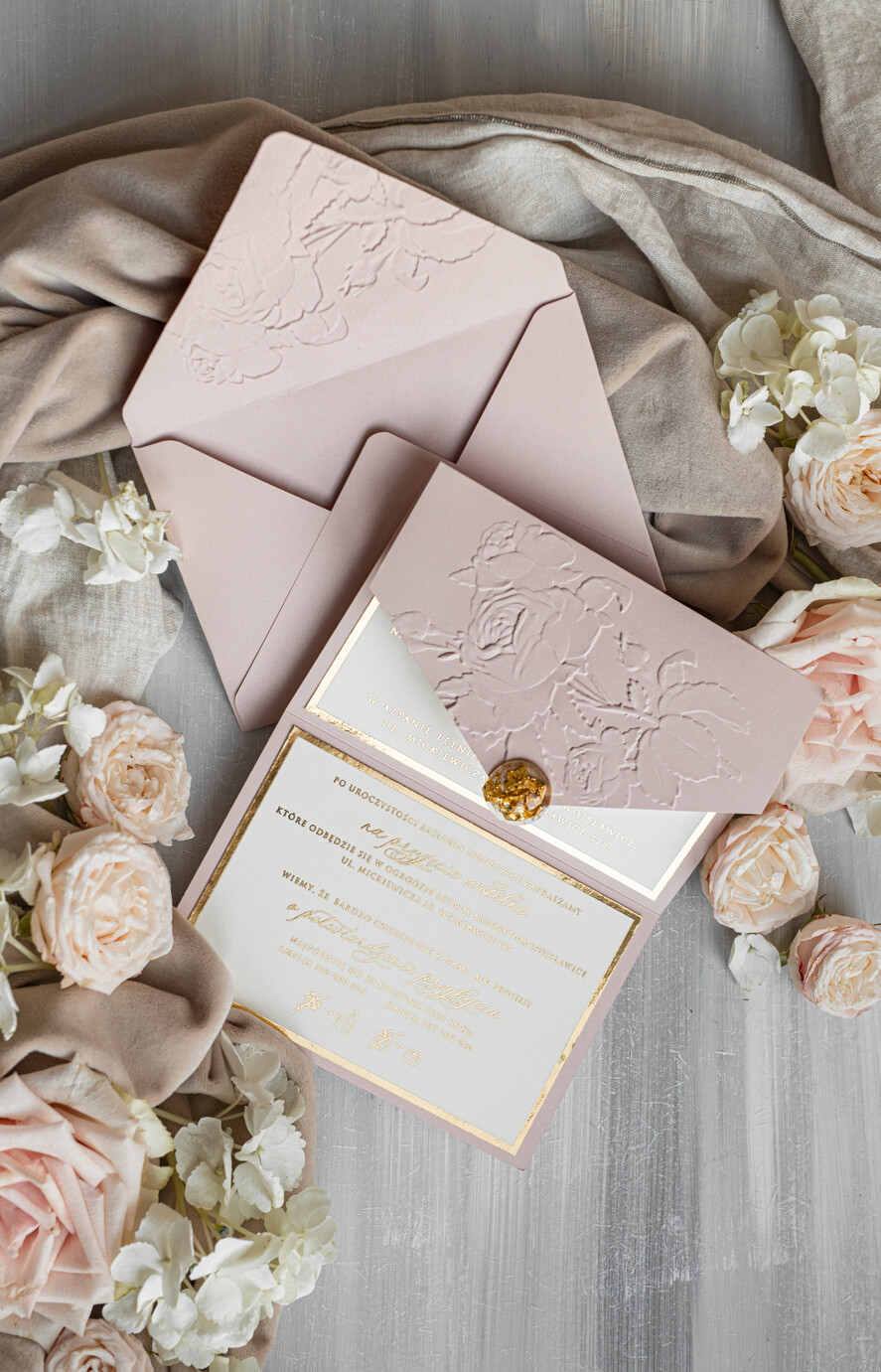 Zaproszenia ślubne z perełkami / tłoczeniem Tłoczone kwiaty na zaproszeniach ślubnych Eleganckie złote zaproszenia ślubne z guzikiem z płatków złota, Kopertowe zaproszenie na ślub z tłoczeniem, zaproszenia na ślub w stylu glamour5