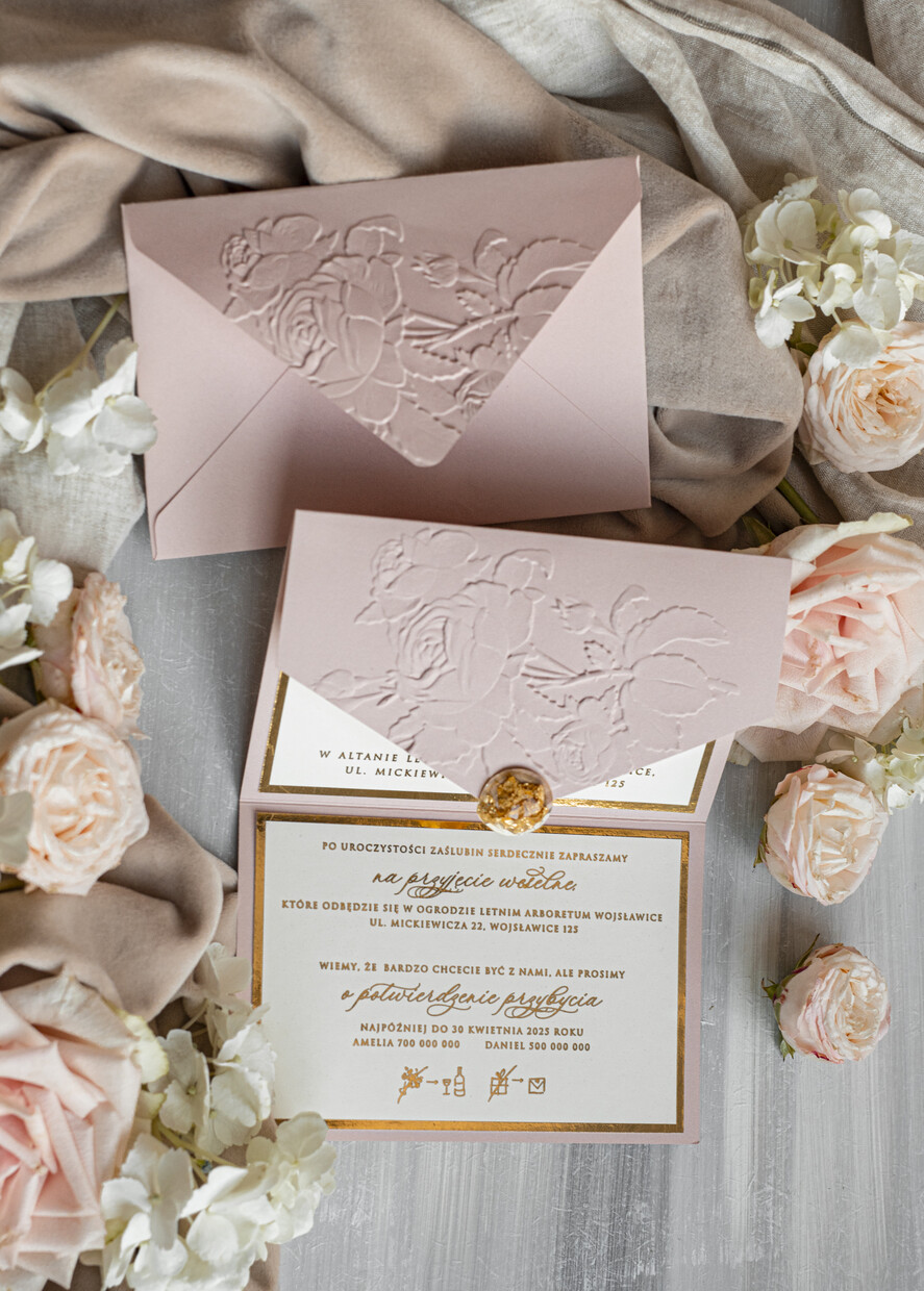 Zaproszenia ślubne z perełkami / tłoczeniem Tłoczone kwiaty na zaproszeniach ślubnych Eleganckie złote zaproszenia ślubne z guzikiem z płatków złota, Kopertowe zaproszenie na ślub z tłoczeniem, zaproszenia na ślub w stylu glamour6