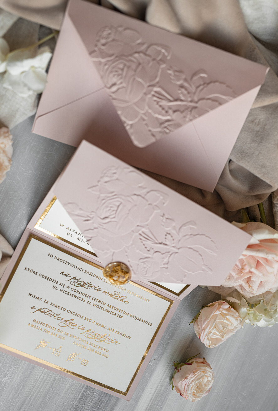 Zaproszenia ślubne z perełkami / tłoczeniem Tłoczone kwiaty na zaproszeniach ślubnych Eleganckie złote zaproszenia ślubne z guzikiem z płatków złota, Kopertowe zaproszenie na ślub z tłoczeniem, zaproszenia na ślub w stylu glamour7