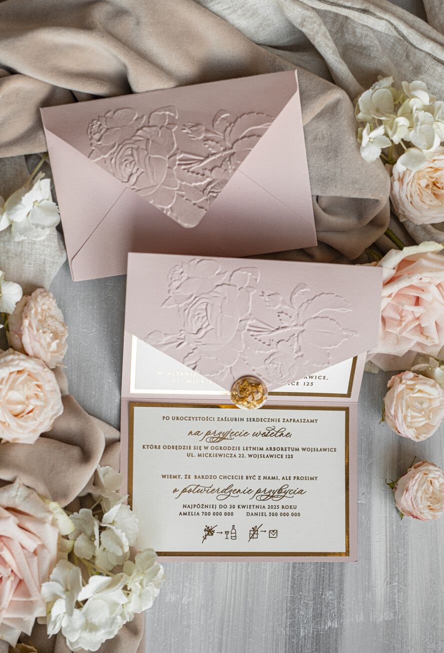 Zaproszenia ślubne z perełkami / tłoczeniem Tłoczone kwiaty na zaproszeniach ślubnych Eleganckie złote zaproszenia ślubne z guzikiem z płatków złota, Kopertowe zaproszenie na ślub z tłoczeniem, zaproszenia na ślub w stylu glamour8