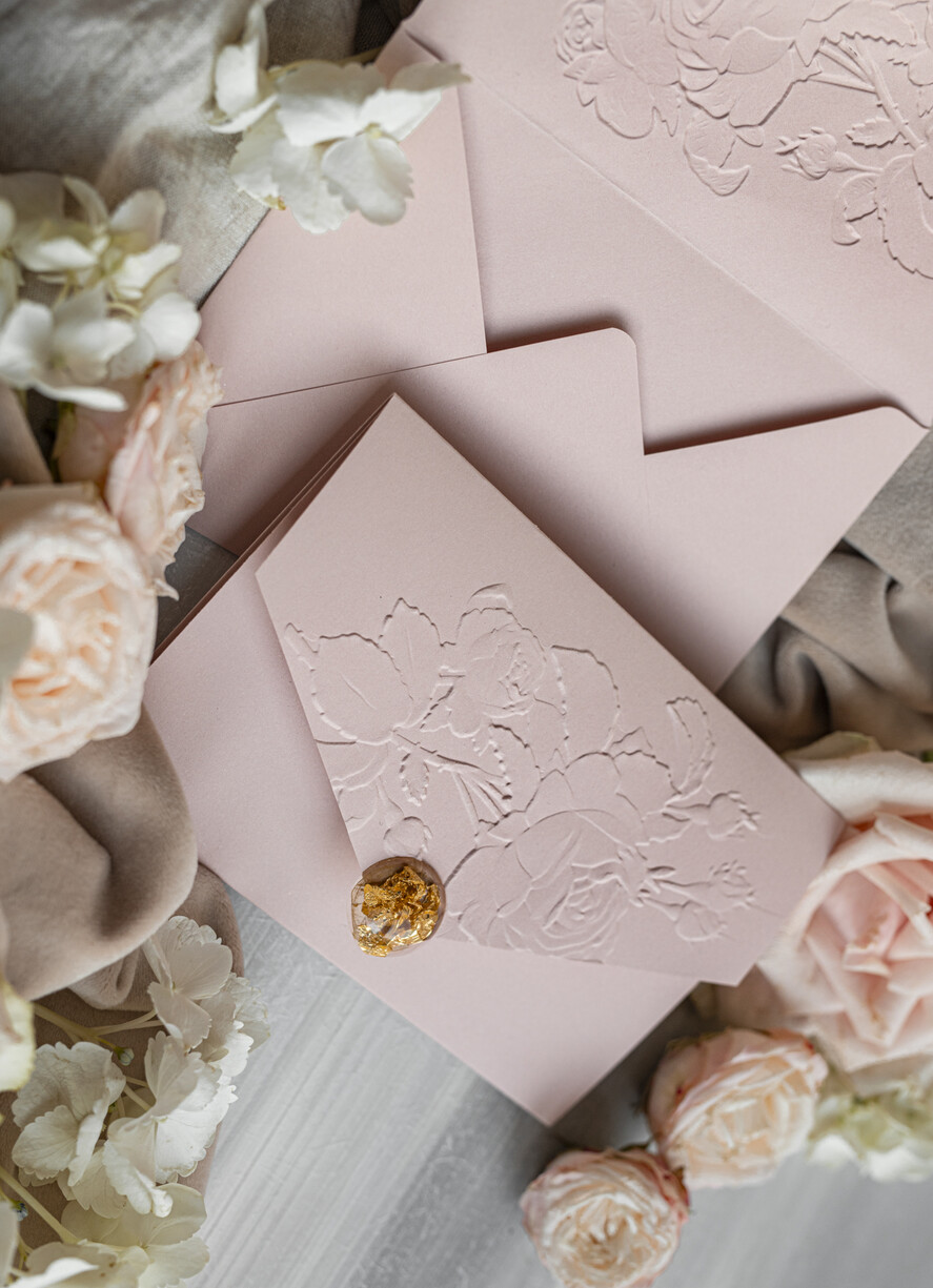 Zaproszenia ślubne z perełkami / tłoczeniem Tłoczone kwiaty na zaproszeniach ślubnych Eleganckie złote zaproszenia ślubne z guzikiem z płatków złota, Kopertowe zaproszenie na ślub z tłoczeniem, zaproszenia na ślub w stylu glamour2