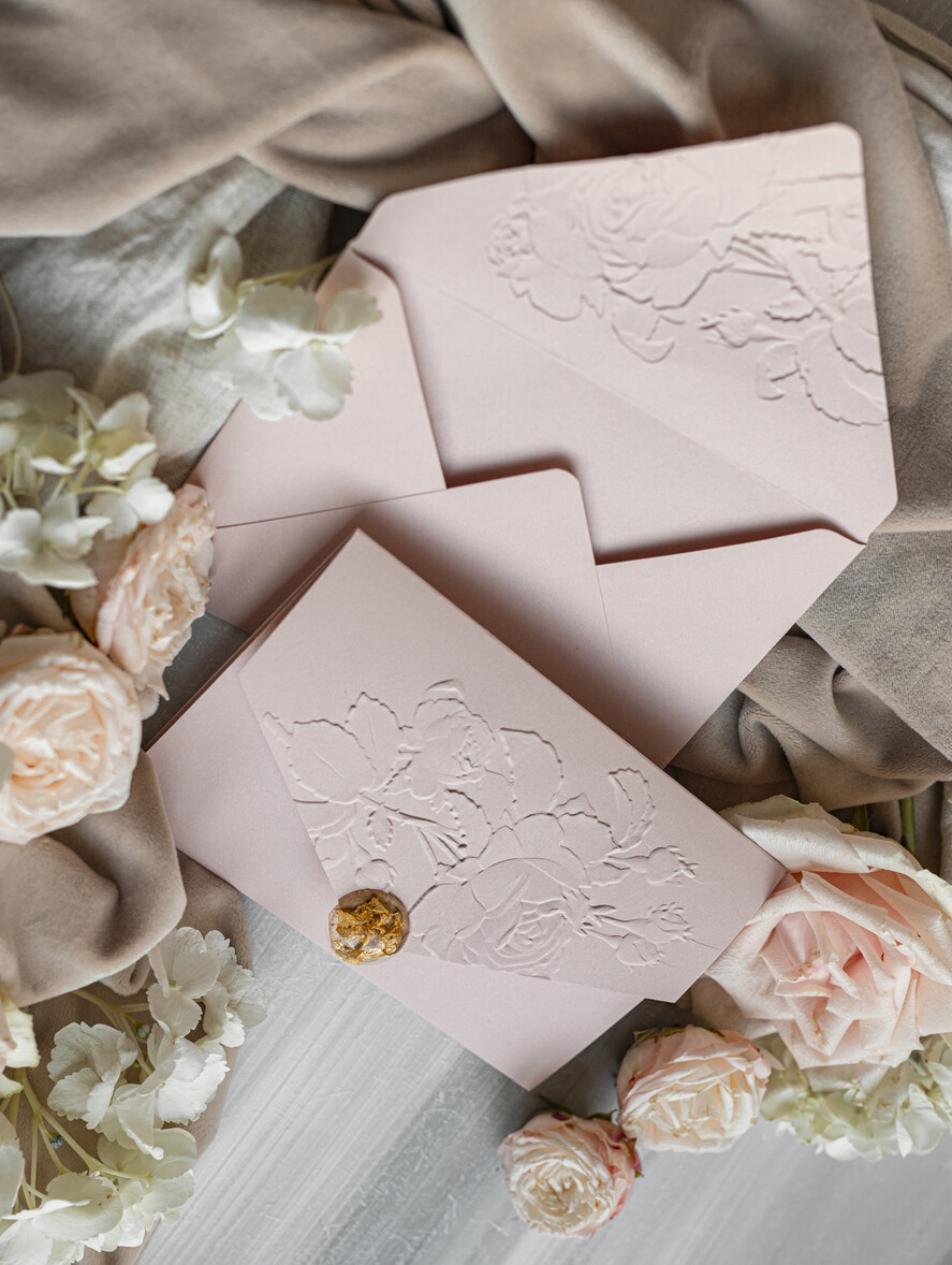 Zaproszenia ślubne z perełkami / tłoczeniem Tłoczone kwiaty na zaproszeniach ślubnych Eleganckie złote zaproszenia ślubne z guzikiem z płatków złota, Kopertowe zaproszenie na ślub z tłoczeniem, zaproszenia na ślub w stylu glamour9