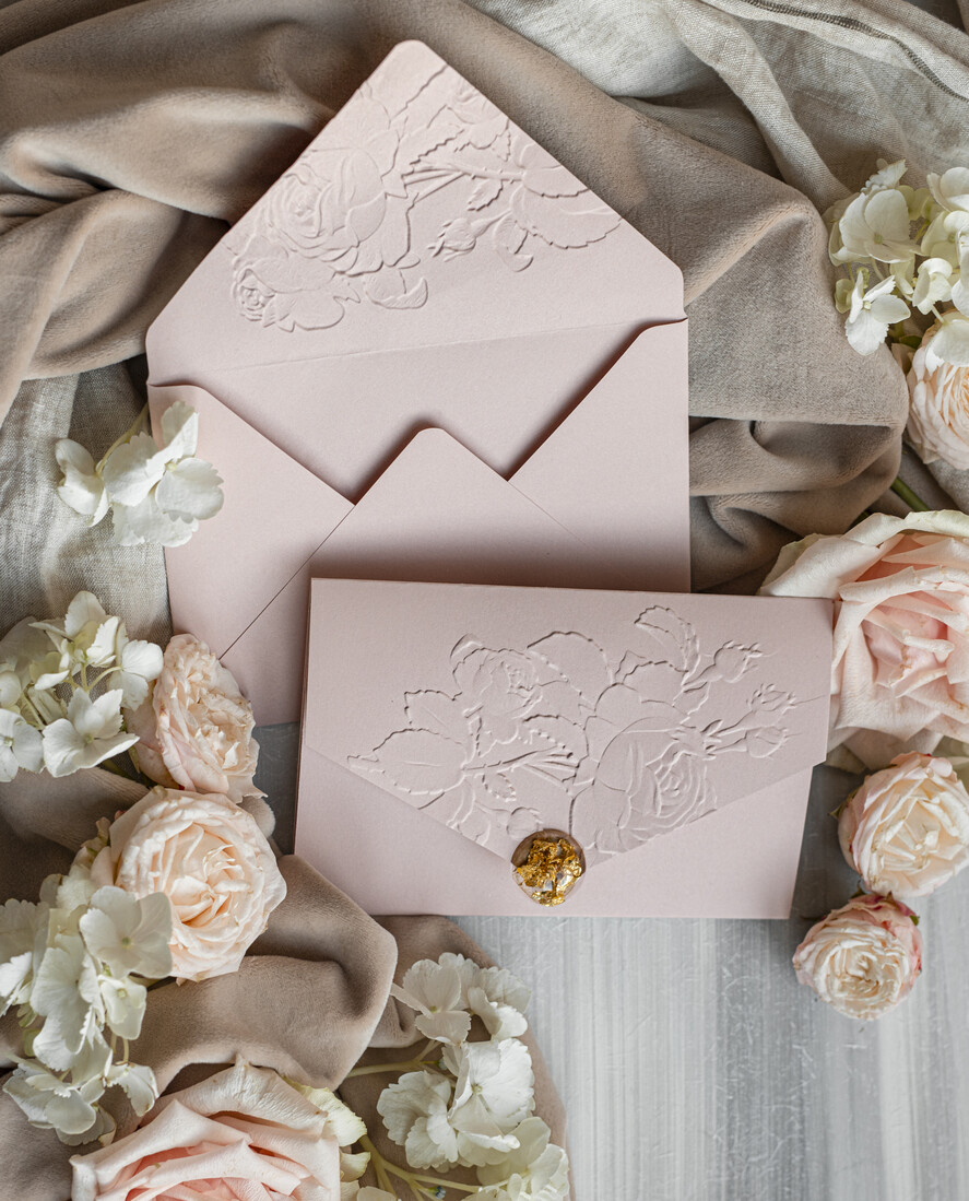 Zaproszenia ślubne z perełkami / tłoczeniem Tłoczone kwiaty na zaproszeniach ślubnych Eleganckie złote zaproszenia ślubne z guzikiem z płatków złota, Kopertowe zaproszenie na ślub z tłoczeniem, zaproszenia na ślub w stylu glamour11