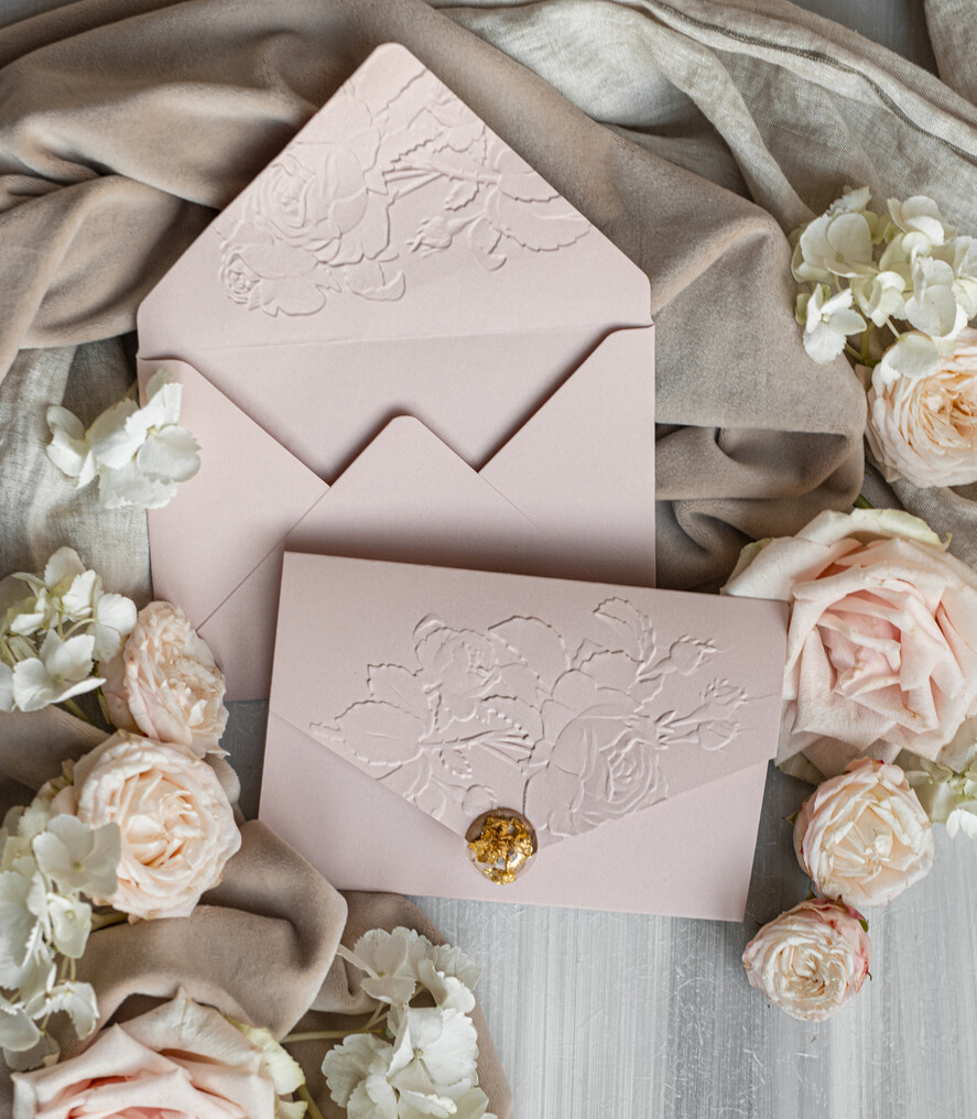 Zaproszenia ślubne z perełkami / tłoczeniem Tłoczone kwiaty na zaproszeniach ślubnych Eleganckie złote zaproszenia ślubne z guzikiem z płatków złota, Kopertowe zaproszenie na ślub z tłoczeniem, zaproszenia na ślub w stylu glamour12