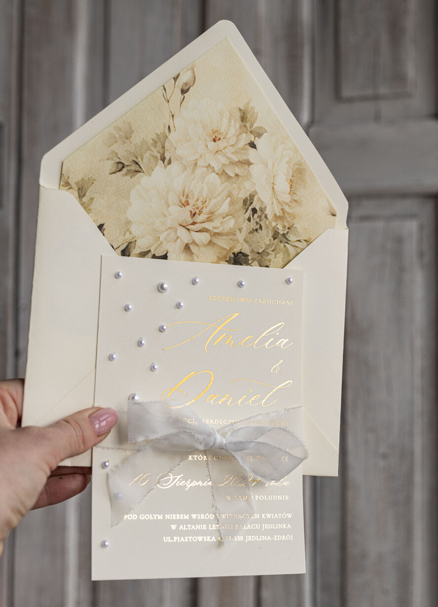 Zaproszenia ślubne z perełkami / tłoczeniem złocone zaproszenia ślubne z perełkami, kremowe róże zaproszenie na ślub z perełkam, złote zaproszenie na ślub cywilny perły i jedwabna wstazka1