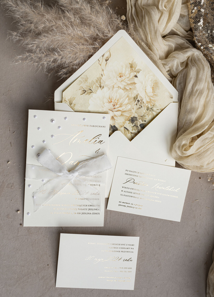 Zaproszenia ślubne z perełkami / tłoczeniem złocone zaproszenia ślubne z perełkami, kremowe róże zaproszenie na ślub z perełkam, złote zaproszenie na ślub cywilny perły i jedwabna wstazka12