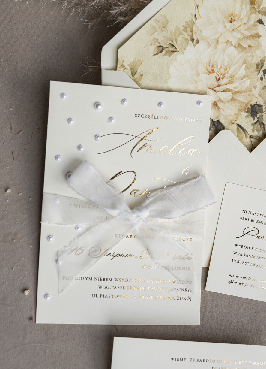 Zaproszenia ślubne z perełkami / tłoczeniem złocone zaproszenia ślubne z perełkami, kremowe róże zaproszenie na ślub z perełkam, złote zaproszenie na ślub cywilny perły i jedwabna wstazka14