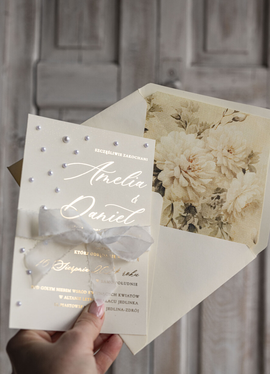 Zaproszenia ślubne z perełkami / tłoczeniem złocone zaproszenia ślubne z perełkami, kremowe róże zaproszenie na ślub z perełkam, złote zaproszenie na ślub cywilny perły i jedwabna wstazka2
