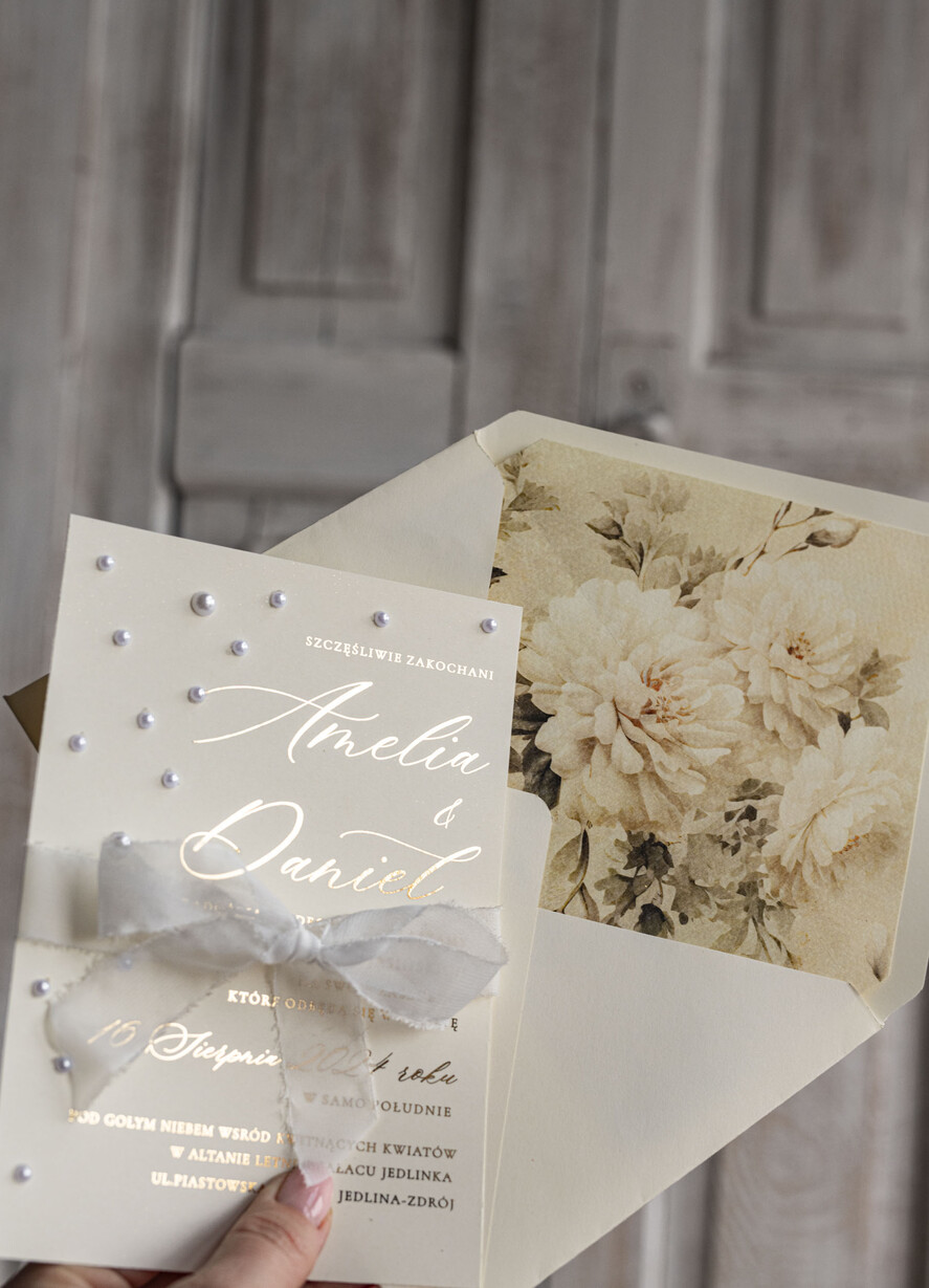 Zaproszenia ślubne z perełkami / tłoczeniem złocone zaproszenia ślubne z perełkami, kremowe róże zaproszenie na ślub z perełkam, złote zaproszenie na ślub cywilny perły i jedwabna wstazka4