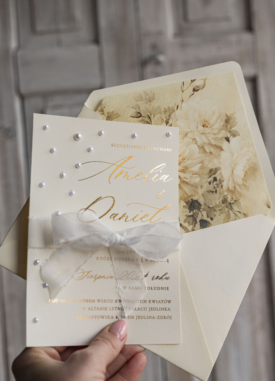 Zaproszenia ślubne z perełkami / tłoczeniem złocone zaproszenia ślubne z perełkami, kremowe róże zaproszenie na ślub z perełkam, złote zaproszenie na ślub cywilny perły i jedwabna wstazka5