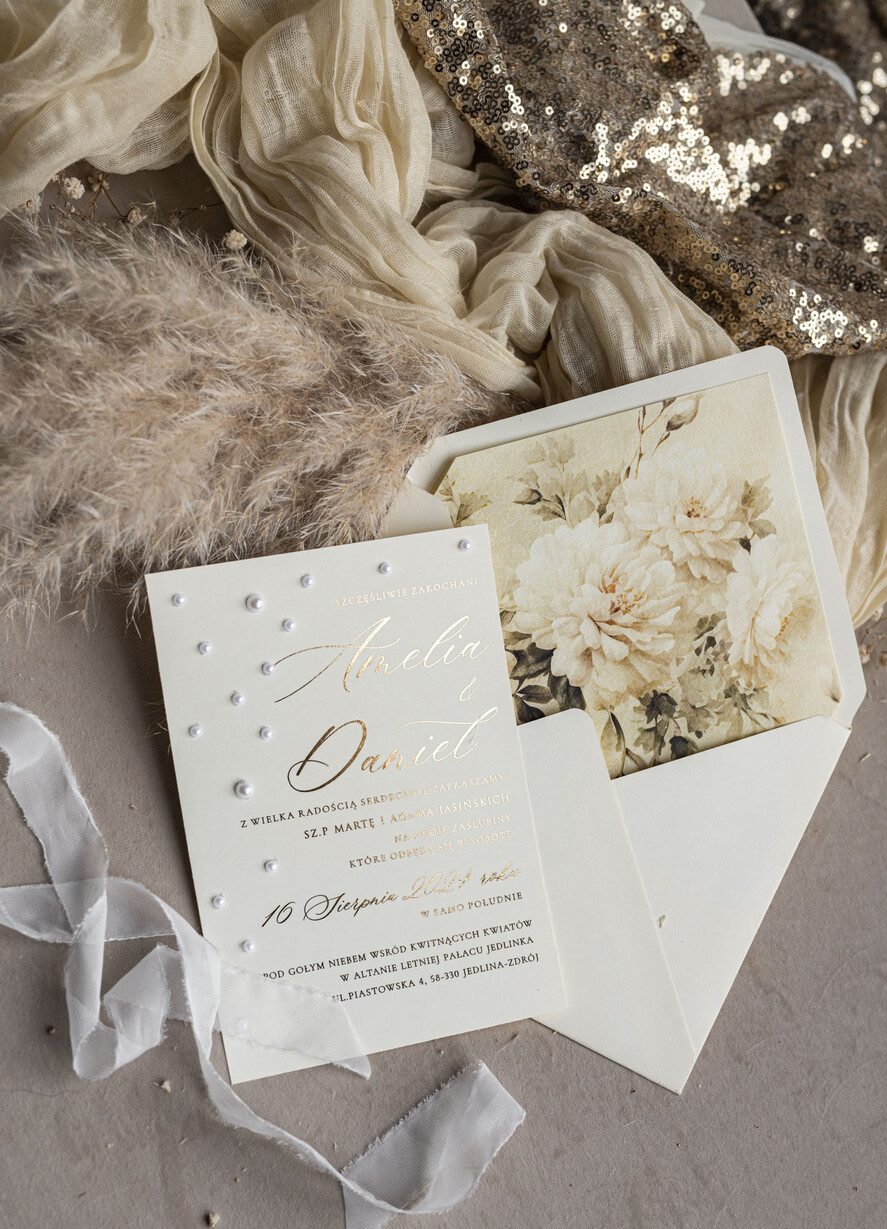 Zaproszenia ślubne z perełkami / tłoczeniem złocone zaproszenia ślubne z perełkami, kremowe róże zaproszenie na ślub z perełkam, złote zaproszenie na ślub cywilny perły i jedwabna wstazka7