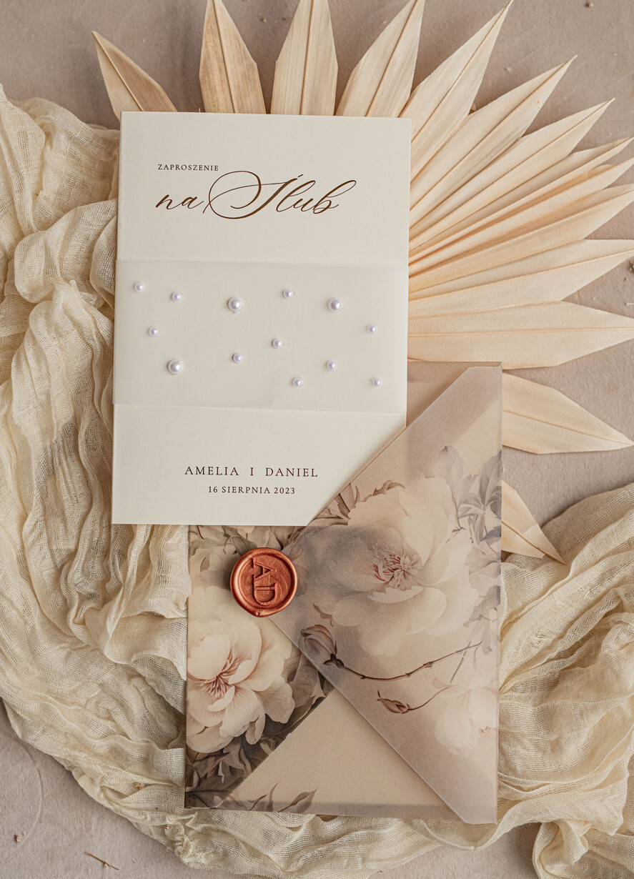 Zaproszenia ślubne z perełkami / tłoczeniem złocone zaproszenia ślubne z perełkami kwiatowa kalkowa koperta , minimalistyczne zaproszenie na ślub z perełkami i kalką, kalkowa obwoluta z perłami złocone zaproszenie na ślub cywilny perły2