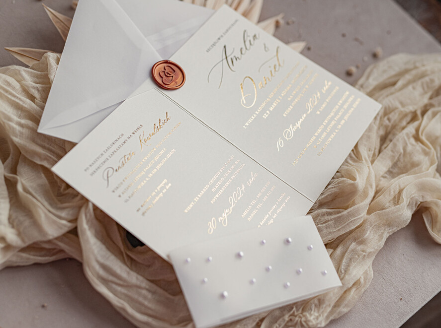 Zaproszenia ślubne z perełkami / tłoczeniem złocone zaproszenia ślubne z perełkami kwiatowa kalkowa koperta , minimalistyczne zaproszenie na ślub z perełkami i kalką, kalkowa obwoluta z perłami złocone zaproszenie na ślub cywilny perły5