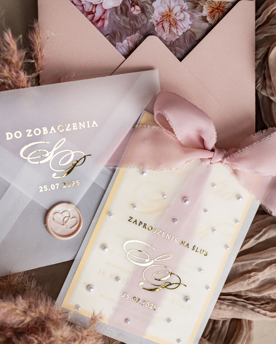 Zaproszenia ślubne z perełkami / tłoczeniem złote zaproszenia ślubne z perełkami, eleganckie zaproszenie na ślub w kalkowym etui, złocone zaproszenie na ślub cywilny perły, perełki na zaproszeniach ślubnych9