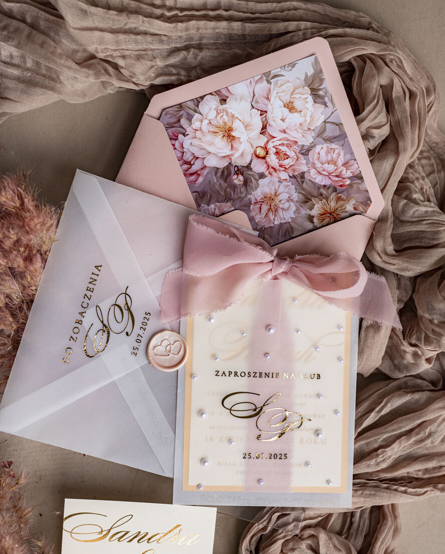 Zaproszenia ślubne z perełkami / tłoczeniem złote zaproszenia ślubne z perełkami, eleganckie zaproszenie na ślub w kalkowym etui, złocone zaproszenie na ślub cywilny perły, perełki na zaproszeniach ślubnych5