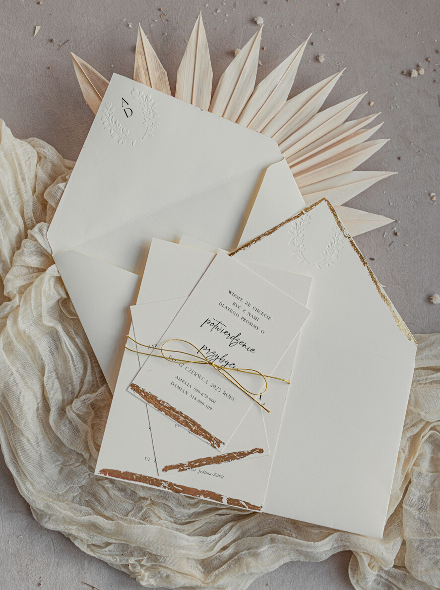 Zaproszenia ślubne z perełkami / tłoczeniem zaproszenia ślubne z tłoczeniem, minimalistyczne zaproszenie na ślub złocone, suchy przetłok złocone zaproszenie na ślub cywilny perły2