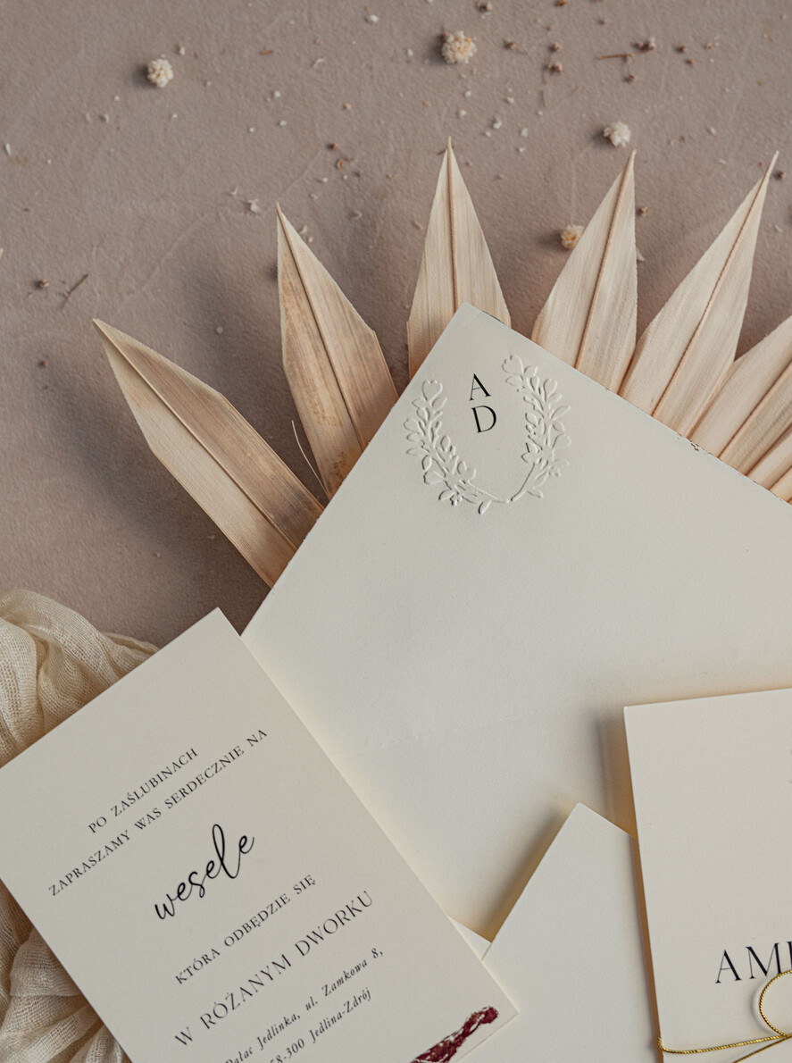 Zaproszenia ślubne z perełkami / tłoczeniem zaproszenia ślubne z tłoczeniem, minimalistyczne zaproszenie na ślub złocone, suchy przetłok złocone zaproszenie na ślub cywilny perły8
