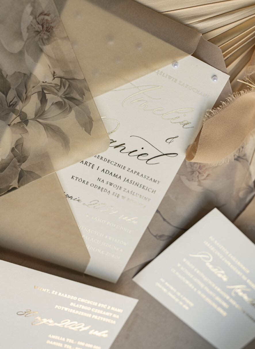 Zaproszenia ślubne z perełkami / tłoczeniem złocone zaproszenia ślubne z perełkami kalkowa koperta, boho zaproszenie na ślub z perełkami i kalką, kalkowa koperta vintage kwiaty z perłami, zaproszenie na ślub cywilny perły1