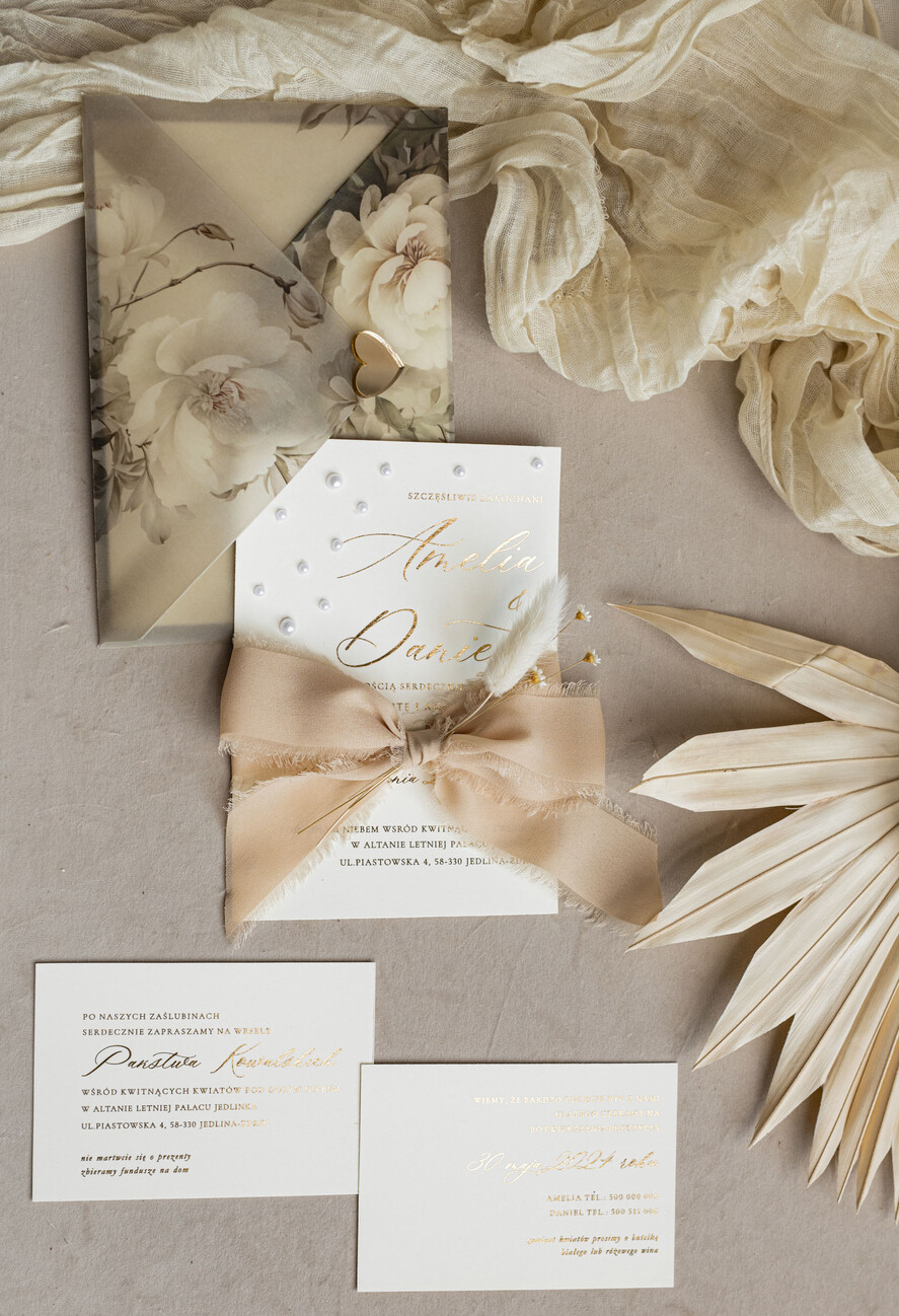 Zaproszenia ślubne z perełkami / tłoczeniem złocone zaproszenia ślubne z perełkami kalkowa koperta, boho zaproszenie na ślub z perełkami i kalką, kalkowa koperta vintage kwiaty z perłami, zaproszenie na ślub cywilny perły11
