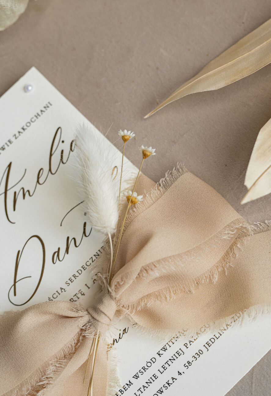 Zaproszenia ślubne z perełkami / tłoczeniem złocone zaproszenia ślubne z perełkami kalkowa koperta, boho zaproszenie na ślub z perełkami i kalką, kalkowa koperta vintage kwiaty z perłami, zaproszenie na ślub cywilny perły12