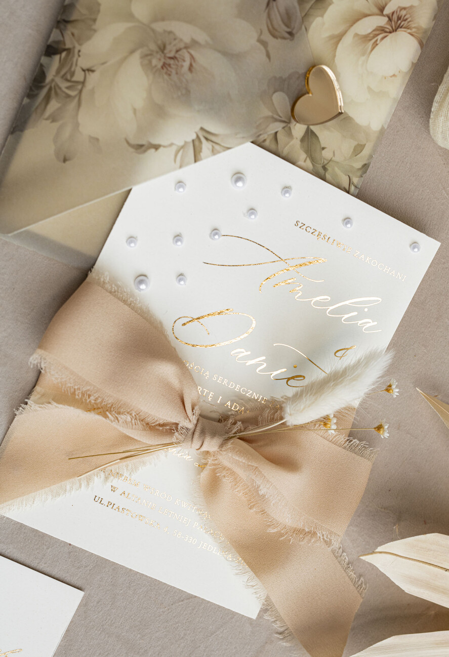 Zaproszenia ślubne z perełkami / tłoczeniem złocone zaproszenia ślubne z perełkami kalkowa koperta, boho zaproszenie na ślub z perełkami i kalką, kalkowa koperta vintage kwiaty z perłami, zaproszenie na ślub cywilny perły13