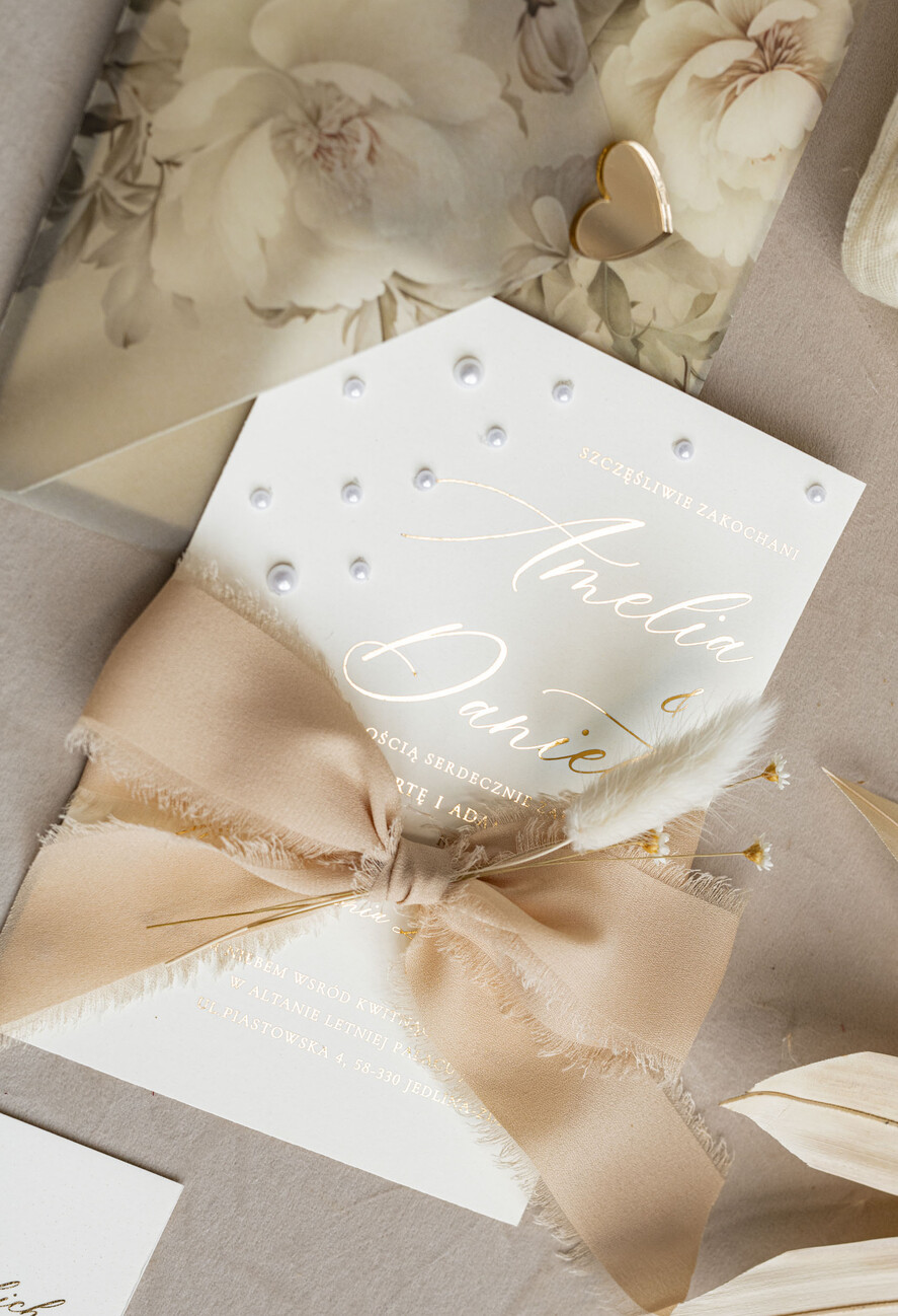 Zaproszenia ślubne z perełkami / tłoczeniem złocone zaproszenia ślubne z perełkami kalkowa koperta, boho zaproszenie na ślub z perełkami i kalką, kalkowa koperta vintage kwiaty z perłami, zaproszenie na ślub cywilny perły14