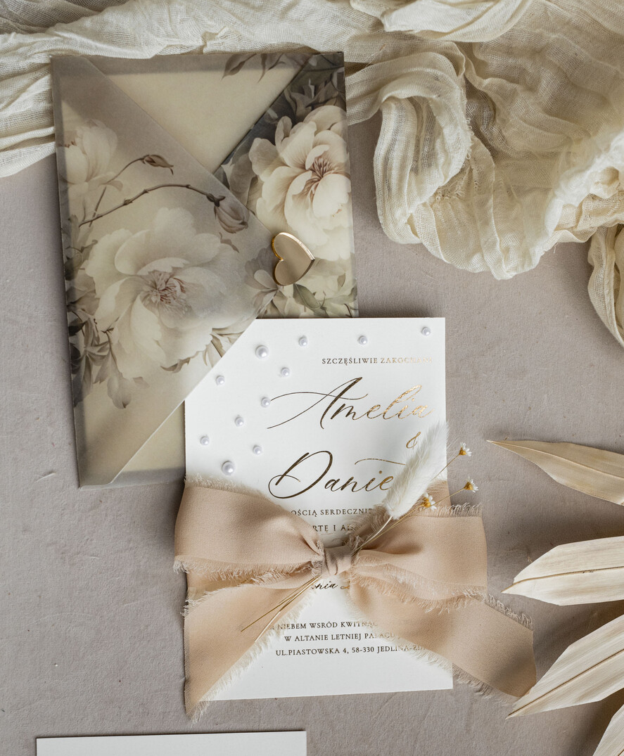 Zaproszenia ślubne z perełkami / tłoczeniem złocone zaproszenia ślubne z perełkami kalkowa koperta, boho zaproszenie na ślub z perełkami i kalką, kalkowa koperta vintage kwiaty z perłami, zaproszenie na ślub cywilny perły0