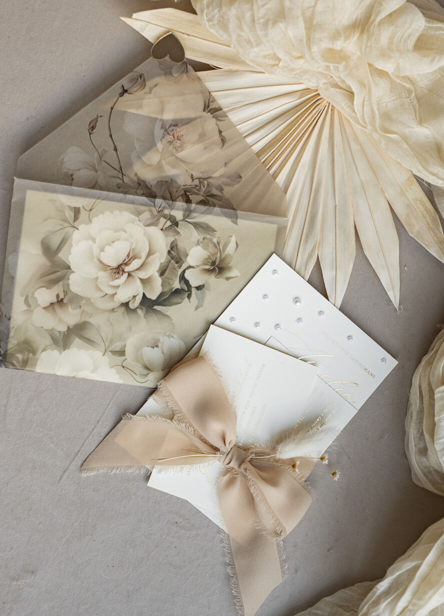 Zaproszenia ślubne z perełkami / tłoczeniem złocone zaproszenia ślubne z perełkami kalkowa koperta, boho zaproszenie na ślub z perełkami i kalką, kalkowa koperta vintage kwiaty z perłami, zaproszenie na ślub cywilny perły7