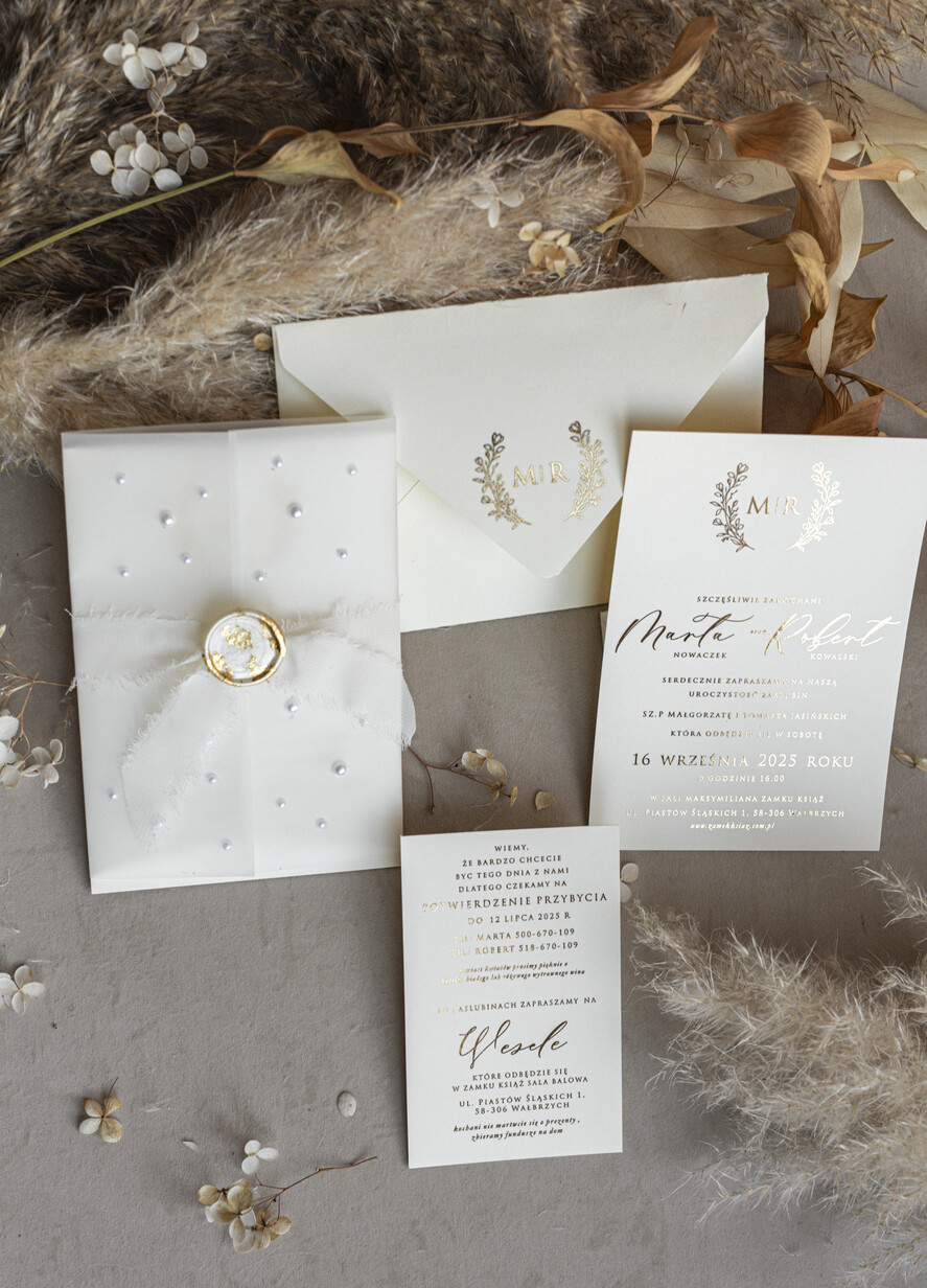 Zaproszenia ślubne z perełkami / tłoczeniem zaproszenia ślubne z perełkami, minimalistyczne zaproszenie na ślub z perełkami i kalką, rwane złocone zaproszenie na ślub cywilny perły11