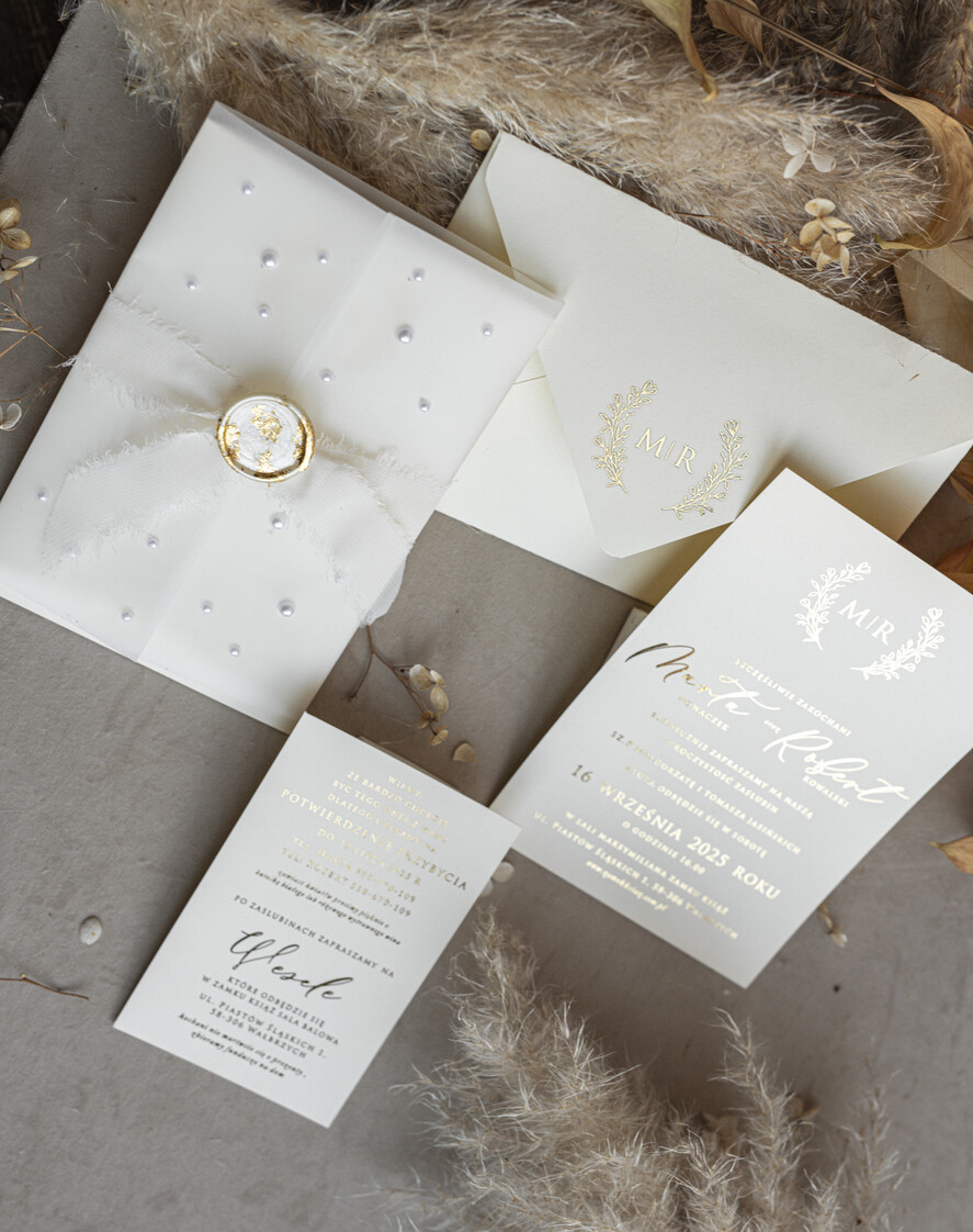 Zaproszenia ślubne z perełkami / tłoczeniem zaproszenia ślubne z perełkami, minimalistyczne zaproszenie na ślub z perełkami i kalką, rwane złocone zaproszenie na ślub cywilny perły12