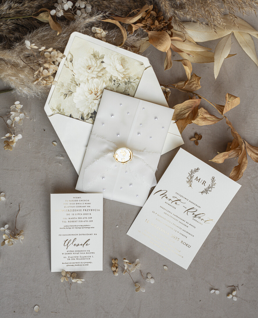 Zaproszenia ślubne z perełkami / tłoczeniem zaproszenia ślubne z perełkami, minimalistyczne zaproszenie na ślub z perełkami i kalką, rwane złocone zaproszenie na ślub cywilny perły4
