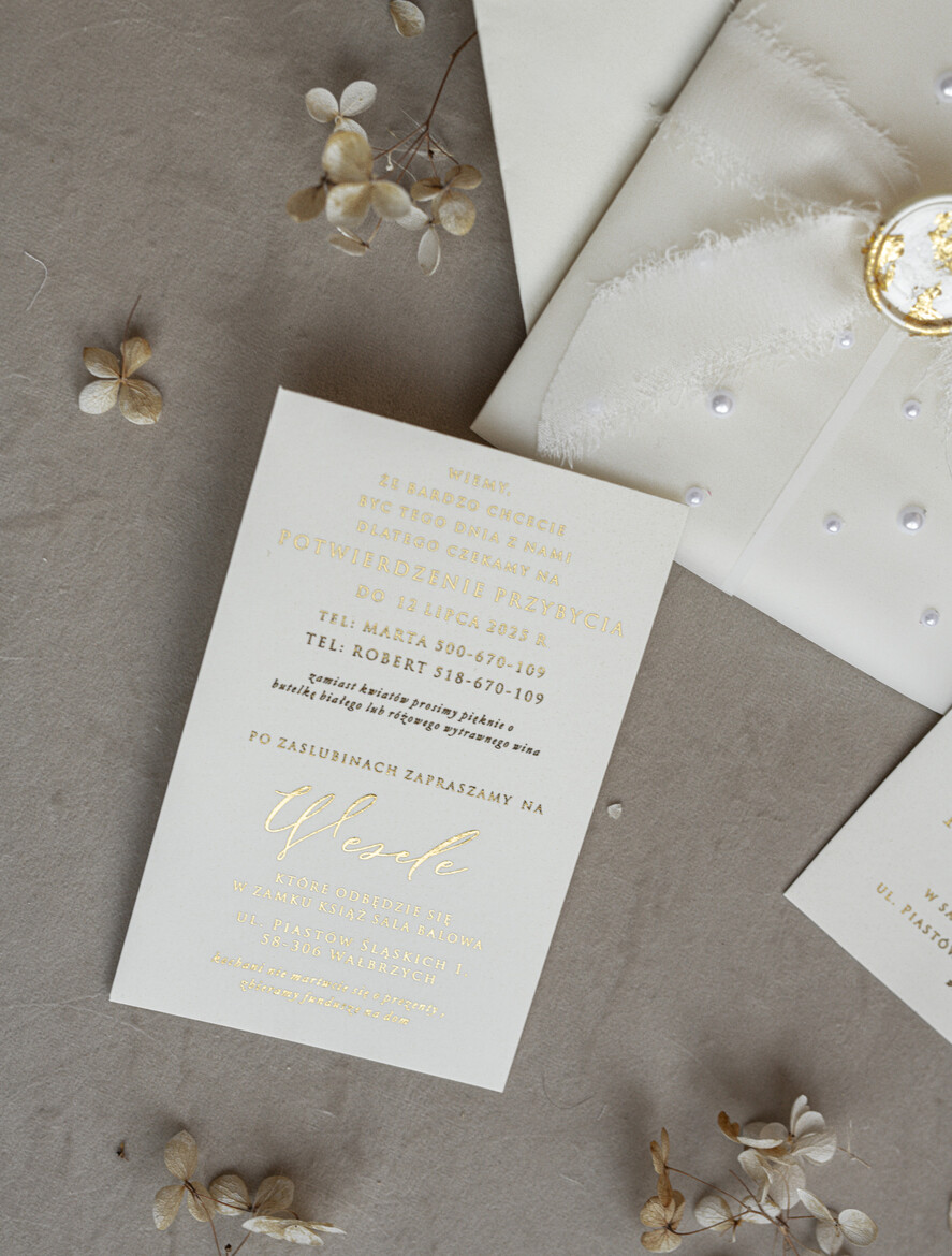 Zaproszenia ślubne z perełkami / tłoczeniem zaproszenia ślubne z perełkami, minimalistyczne zaproszenie na ślub z perełkami i kalką, rwane złocone zaproszenie na ślub cywilny perły9