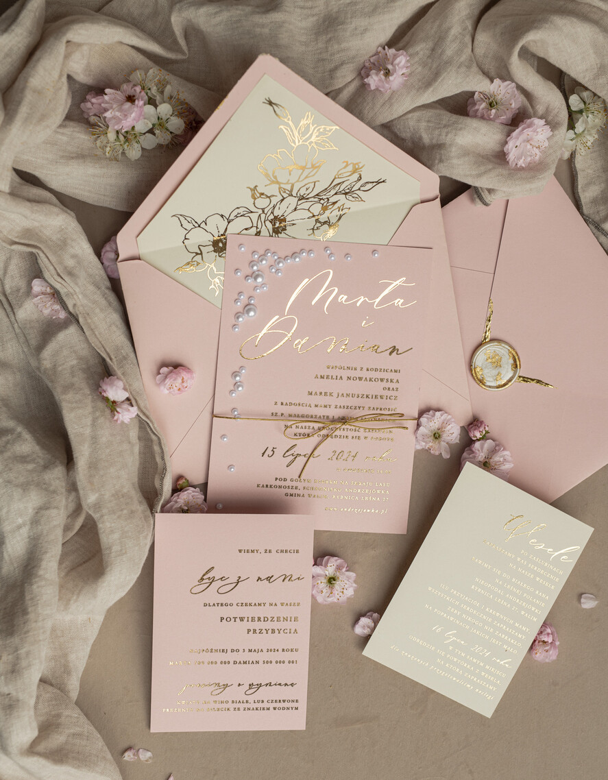 Zaproszenia ślubne z perełkami / tłoczeniem złocone zaproszenia ślubne z perełkami kalkowa koperta , minimalistyczne zaproszenie na ślub z perełkami i kalką, kalkowa koperta z perłami złocone zaproszenie na ślub cywilny perły0