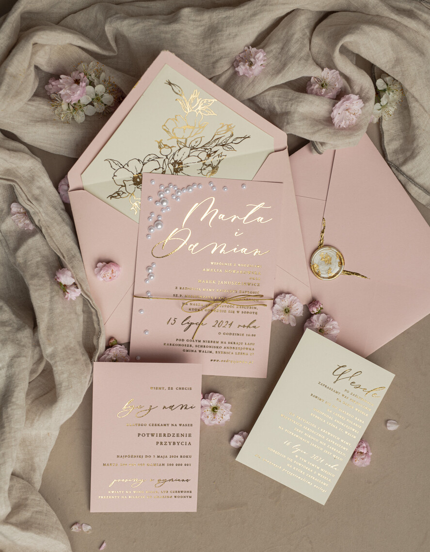 Zaproszenia ślubne z perełkami / tłoczeniem złocone zaproszenia ślubne z perełkami kalkowa koperta , minimalistyczne zaproszenie na ślub z perełkami i kalką, kalkowa koperta z perłami złocone zaproszenie na ślub cywilny perły1