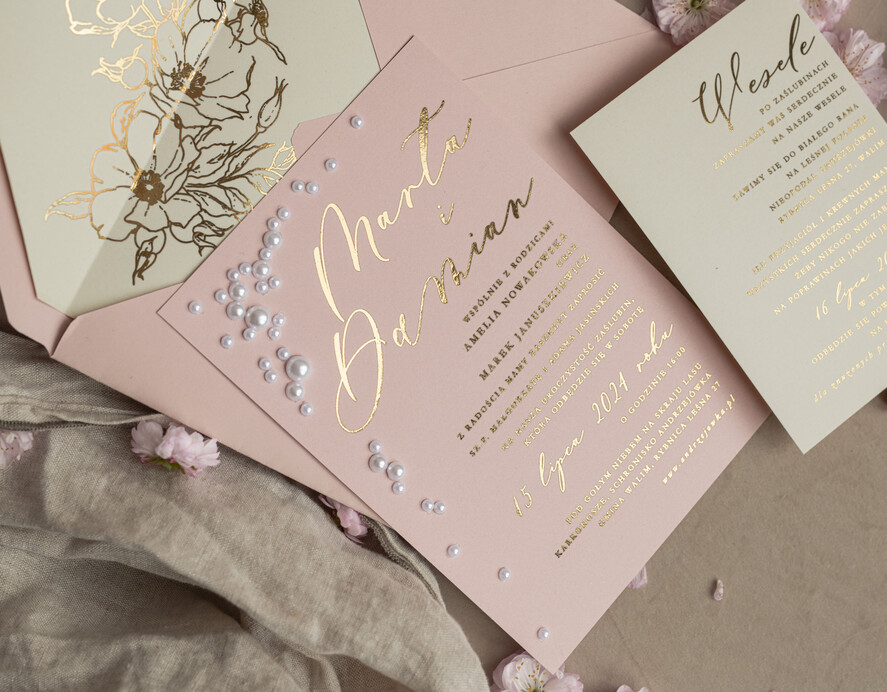 Zaproszenia ślubne z perełkami / tłoczeniem złocone zaproszenia ślubne z perełkami kalkowa koperta , minimalistyczne zaproszenie na ślub z perełkami i kalką, kalkowa koperta z perłami złocone zaproszenie na ślub cywilny perły10