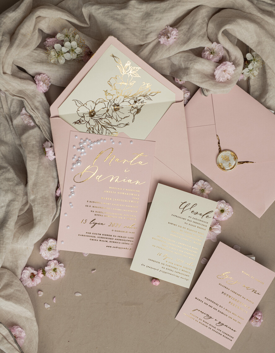 Zaproszenia ślubne z perełkami / tłoczeniem złocone zaproszenia ślubne z perełkami kalkowa koperta , minimalistyczne zaproszenie na ślub z perełkami i kalką, kalkowa koperta z perłami złocone zaproszenie na ślub cywilny perły11