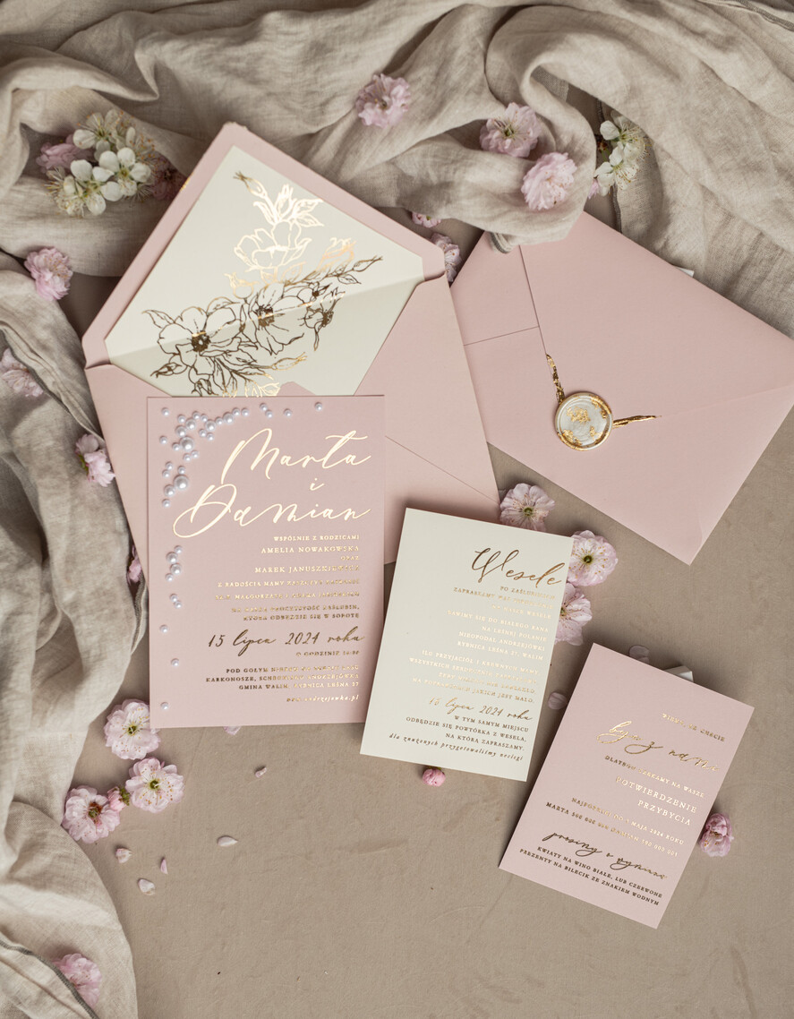 Zaproszenia ślubne z perełkami / tłoczeniem złocone zaproszenia ślubne z perełkami kalkowa koperta , minimalistyczne zaproszenie na ślub z perełkami i kalką, kalkowa koperta z perłami złocone zaproszenie na ślub cywilny perły13