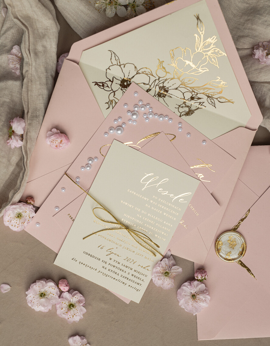 Zaproszenia ślubne z perełkami / tłoczeniem złocone zaproszenia ślubne z perełkami kalkowa koperta , minimalistyczne zaproszenie na ślub z perełkami i kalką, kalkowa koperta z perłami złocone zaproszenie na ślub cywilny perły2