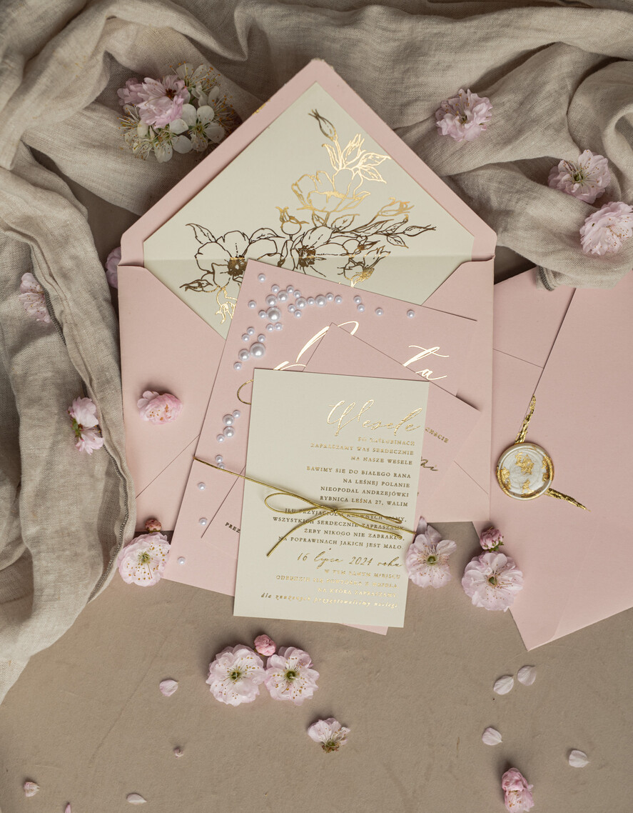 Zaproszenia ślubne z perełkami / tłoczeniem złocone zaproszenia ślubne z perełkami kalkowa koperta , minimalistyczne zaproszenie na ślub z perełkami i kalką, kalkowa koperta z perłami złocone zaproszenie na ślub cywilny perły3