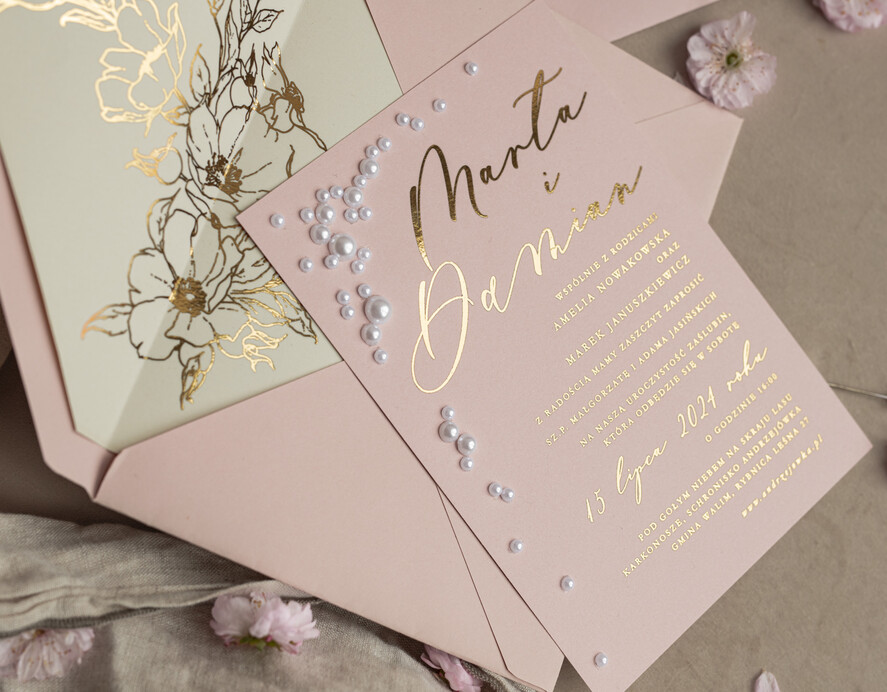 Zaproszenia ślubne z perełkami / tłoczeniem złocone zaproszenia ślubne z perełkami kalkowa koperta , minimalistyczne zaproszenie na ślub z perełkami i kalką, kalkowa koperta z perłami złocone zaproszenie na ślub cywilny perły4