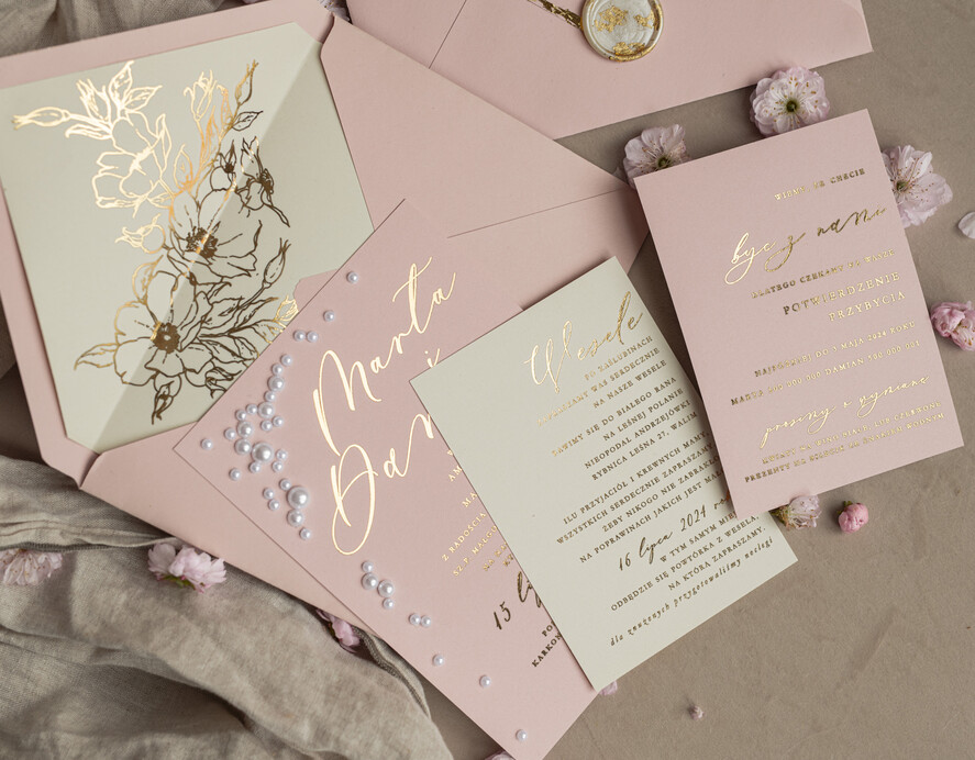 Zaproszenia ślubne z perełkami / tłoczeniem złocone zaproszenia ślubne z perełkami kalkowa koperta , minimalistyczne zaproszenie na ślub z perełkami i kalką, kalkowa koperta z perłami złocone zaproszenie na ślub cywilny perły6