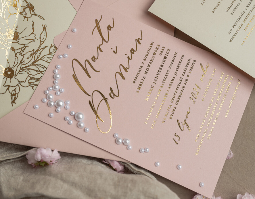 Zaproszenia ślubne z perełkami / tłoczeniem złocone zaproszenia ślubne z perełkami kalkowa koperta , minimalistyczne zaproszenie na ślub z perełkami i kalką, kalkowa koperta z perłami złocone zaproszenie na ślub cywilny perły9