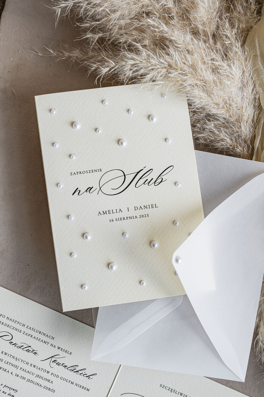 Zaproszenia ślubne z perełkami / tłoczeniem zaproszenia ślubne z perełkami, minimalistyczne zaproszenie na ślub z perełkami, delikatne zaproszenia na ślub cywilny z perełkami, perełki na zaproszeniach 3