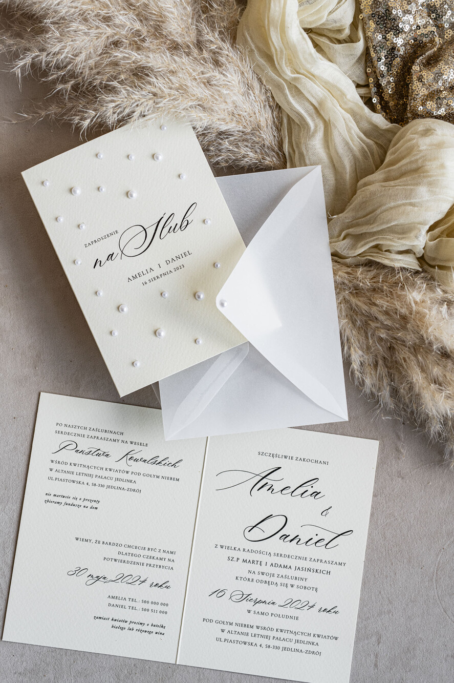 Zaproszenia ślubne z perełkami / tłoczeniem zaproszenia ślubne z perełkami, minimalistyczne zaproszenie na ślub z perełkami, delikatne zaproszenia na ślub cywilny z perełkami, perełki na zaproszeniach 4