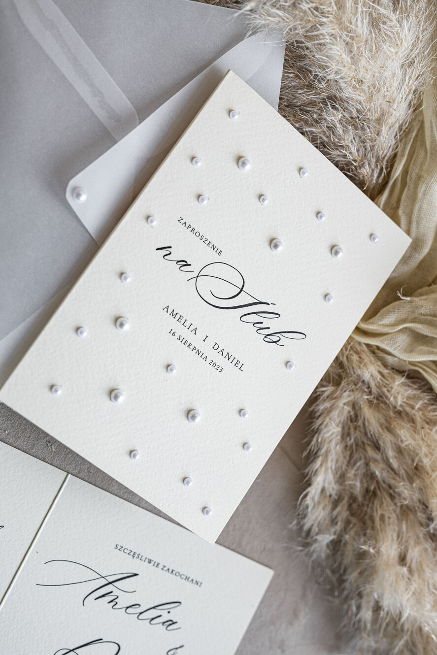 Zaproszenia ślubne z perełkami / tłoczeniem zaproszenia ślubne z perełkami, minimalistyczne zaproszenie na ślub z perełkami, delikatne zaproszenia na ślub cywilny z perełkami, perełki na zaproszeniach 7